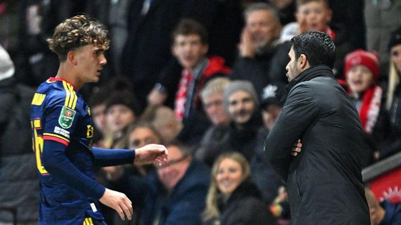 Mikel Arteta speaking to Max Dowman as he left the pitch after being sent off