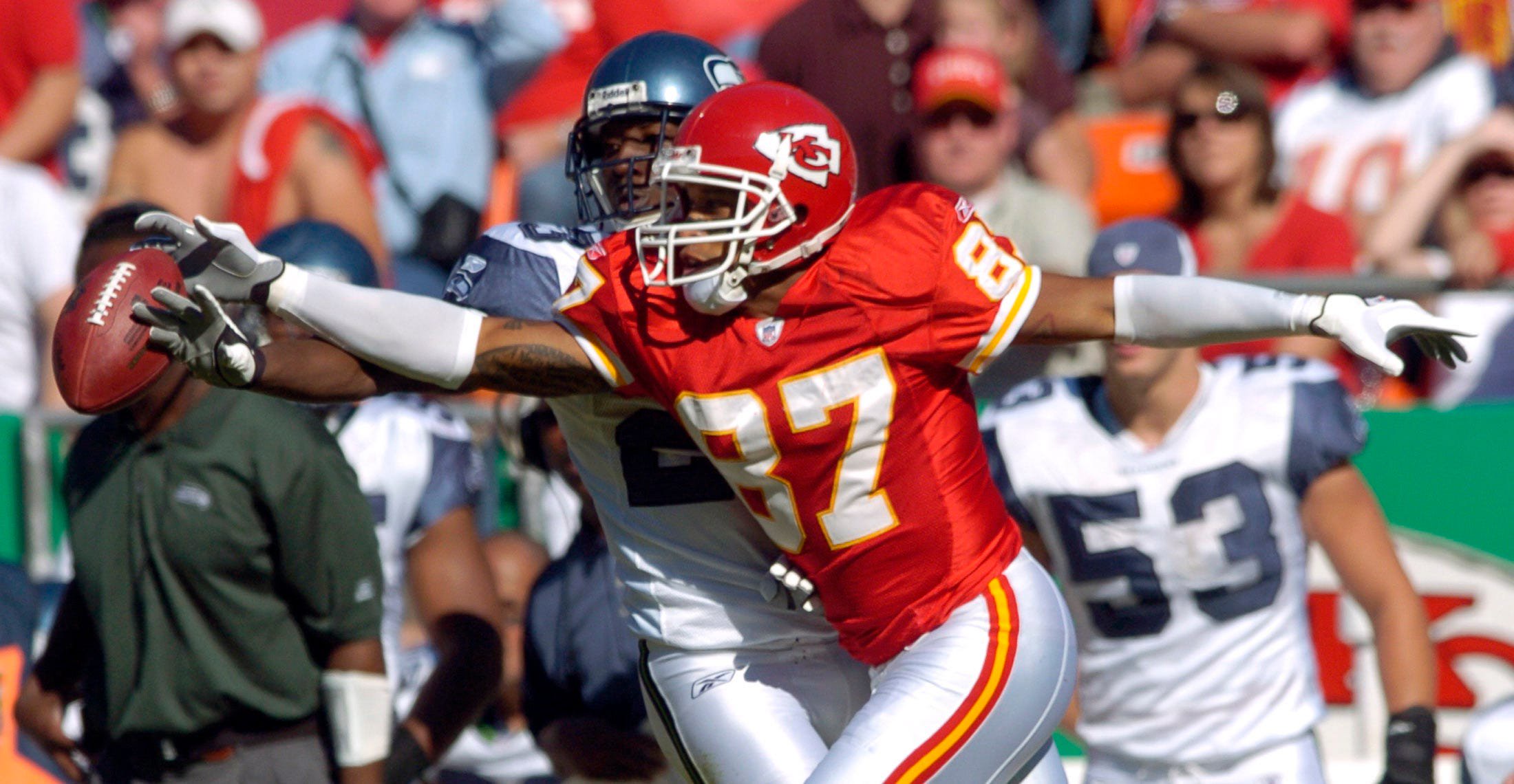Kansas City Chiefs wide receiver Eddie Kennison (R) is denied a first half catch by Seattle Seahawks cornerback Marcus Trufant during their NFL football game at the Arrowhead Stadium in Kansas City, Missouri October 29, 2006. REUTERS/Dave Kaup (UNITED STATES)