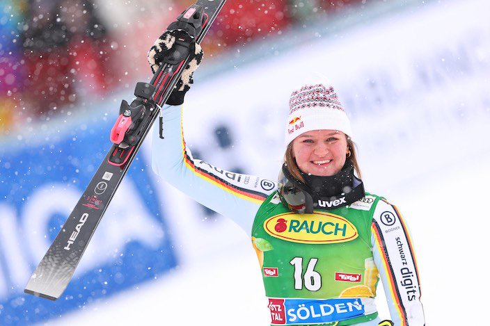 Starker Podestplatz im Riesenslalom: Die in Schweden geborene und in der Schweiz aufgewachsene deutsche Skirennfahrerin Emma Aicher jubelt in Sölden über ihren Coup.