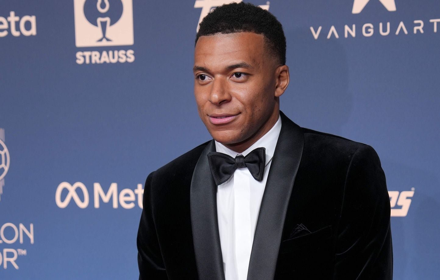 Mbappé sur le tapis rouge.