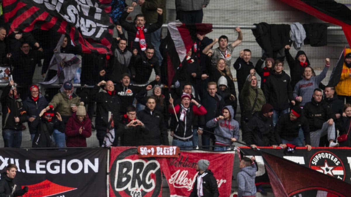 Die Mannschaft von Ingolstadt 04 wird von den Fans lautstark unterstützt. (Symbolbild) (Foto)