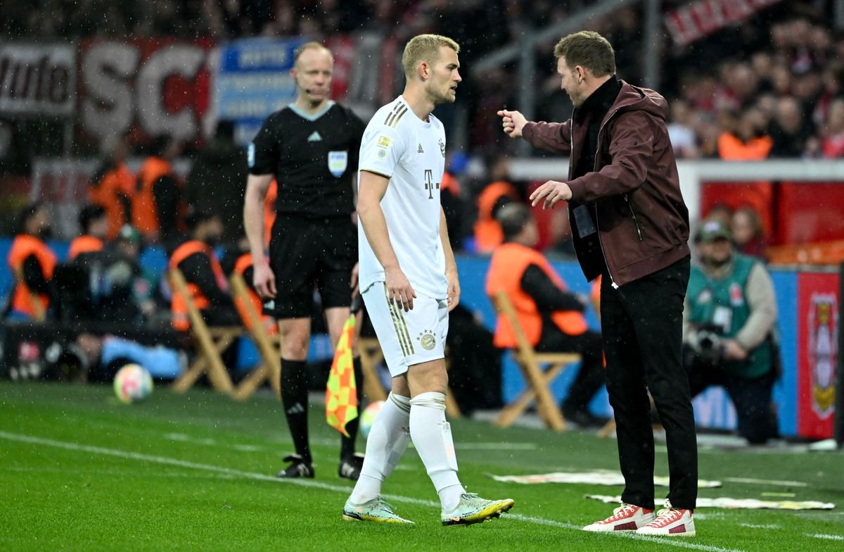 Bayern Munich's German head coach Julian Nagelsmann (R) talks with Bayern Munich's Dutch defender Matthijs de Ligt 