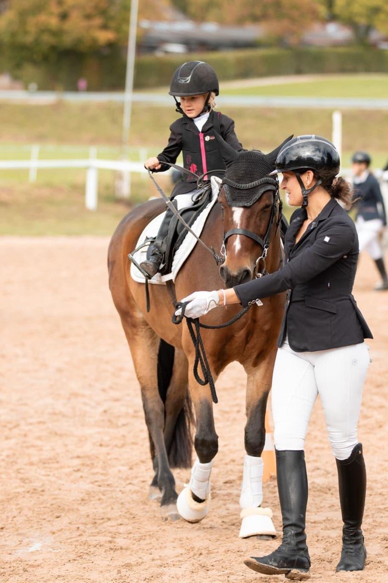 Mutter-Tochter-Gespann: Elisa Salem wurde mit ihrem Pony Ballinaboy Flash von Lena Trüjen geführt.