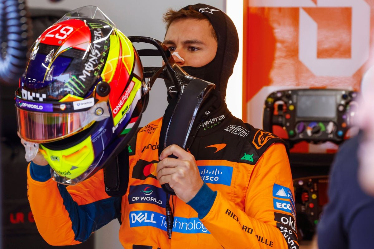 An image of McLaren test and reserve driver Leonardo Fornaroli preparing in the garage — Photo: © IMAGO