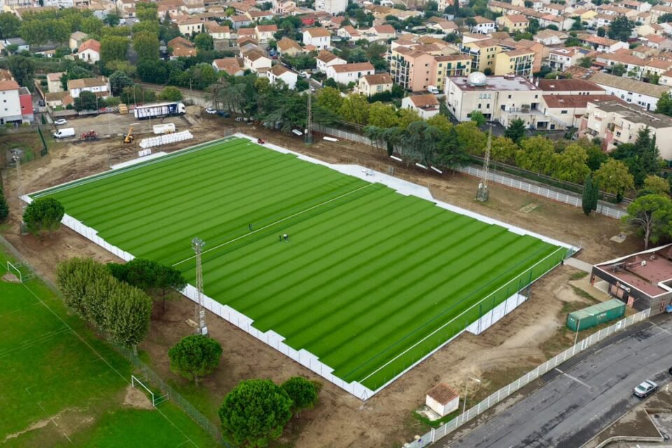 La pelouse synthétique du stade Saint-Salvayre vient d'être posée à Narbonne (Aude).