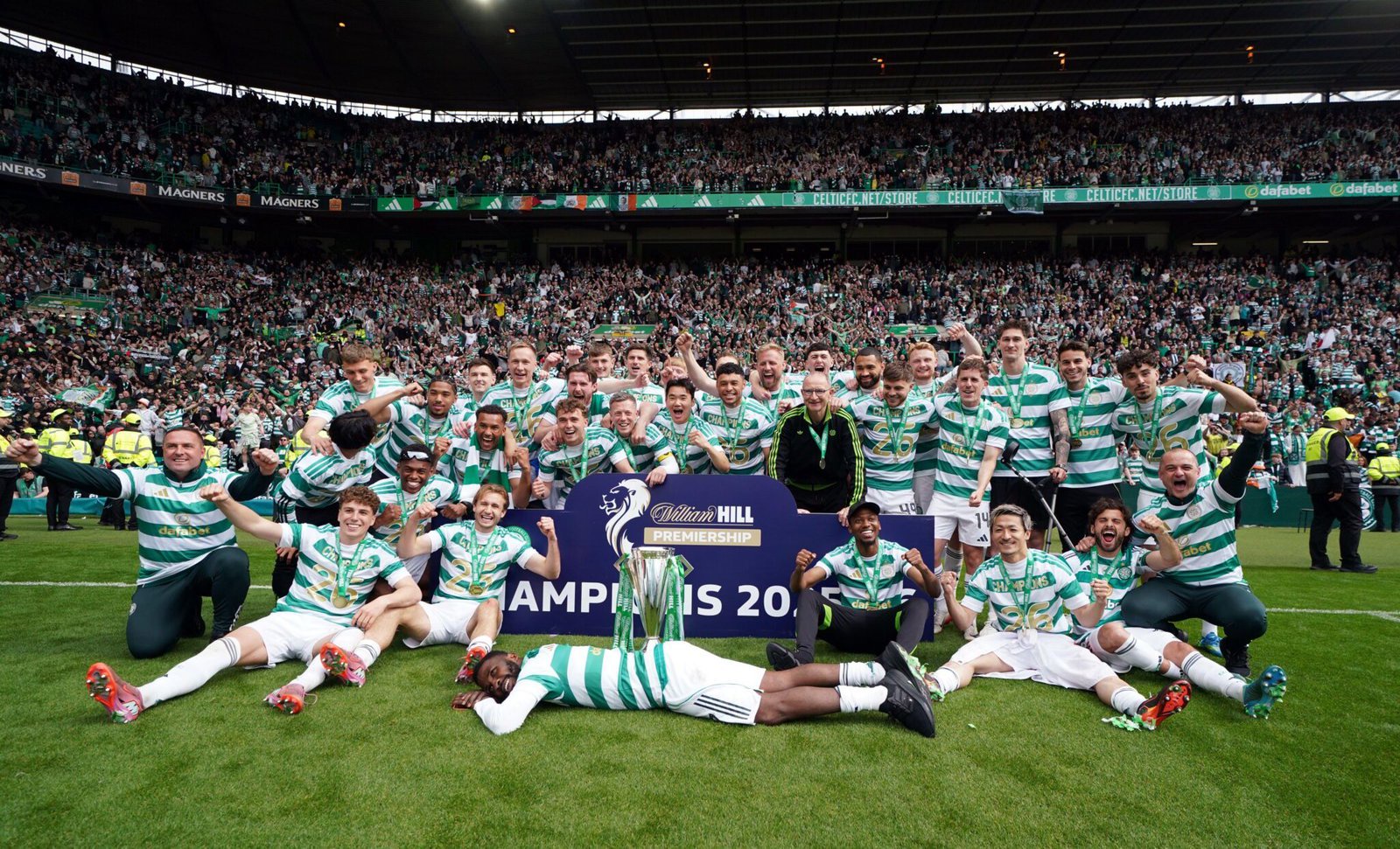 Celtic FC squad and Martin O'Neill