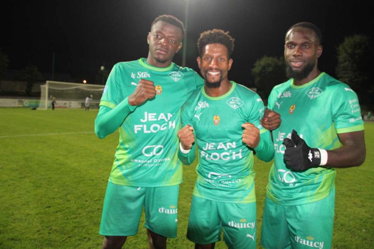 Les buteurs locminois face à Chauray avec de gauche à droite Georges Tjomb, Achille Degan et Jeffrey Quarshie