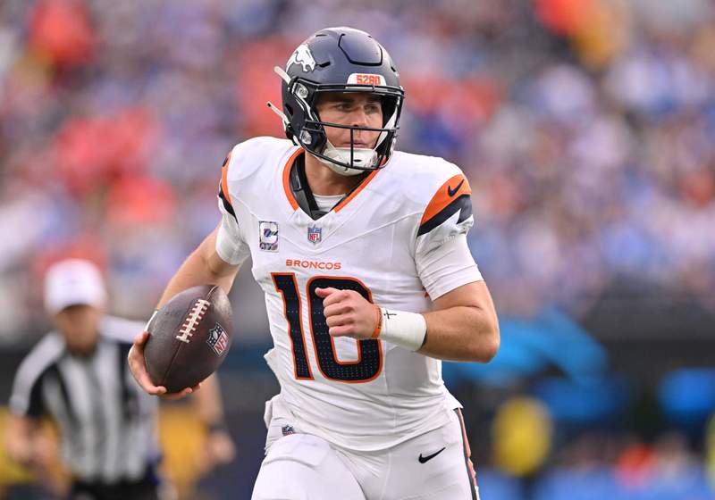 INGLEWOOD, CA – OCTOBER 11: Denver Broncos quarterback Bo Nix 10 scrabbles with the ball during the game between the Los Angeles Chargers and the Denver Broncos on October 11, 2026 at SoFi Stadium in Inglewood. Photo by David Dennis/Icon Sportswire NFL, American Football Herren, USA OCT 11 Broncos at Chargers EDITORIAL USE ONLY Icon26101129