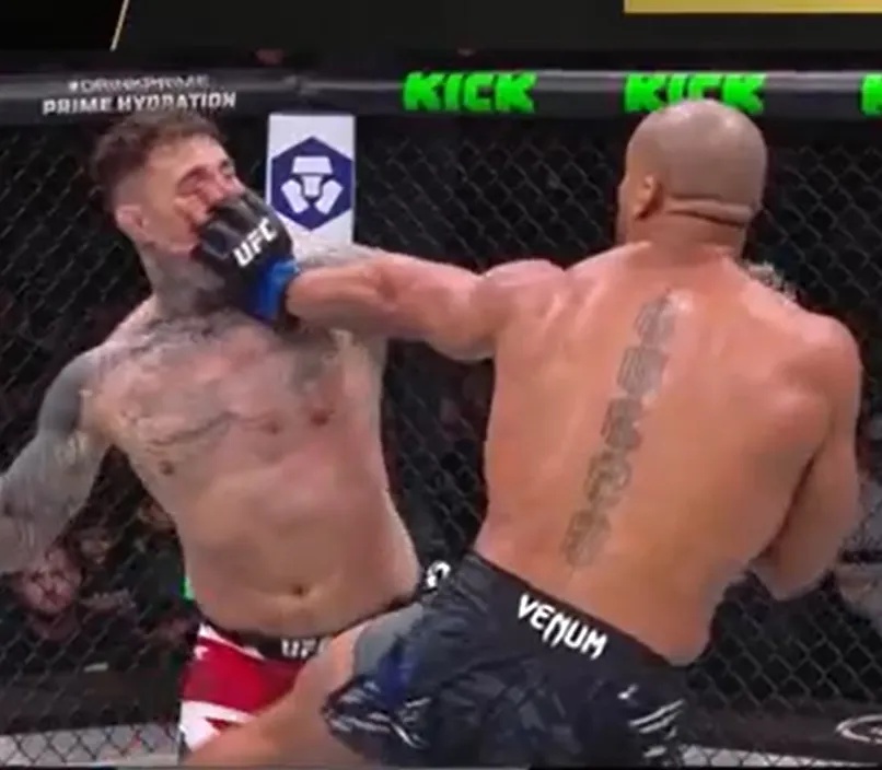 Tom Aspinall being eye-gouged during a fight.