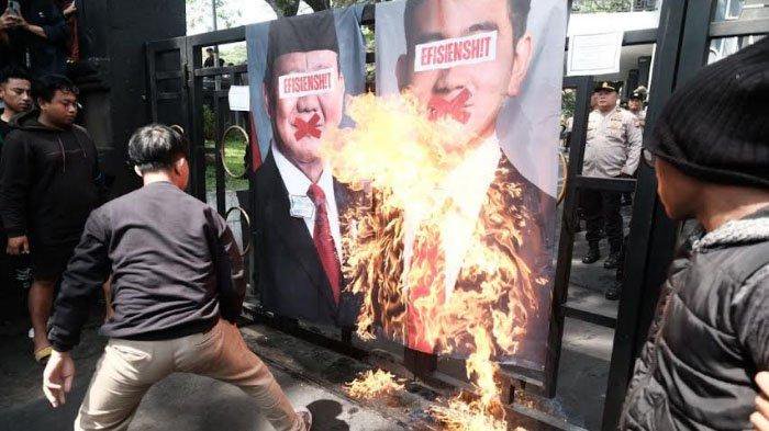 Demo Tolak Efisiensi Anggaran di Kota Malang Diwarnai Aksi Bakar Foto Prabowo-Gibran