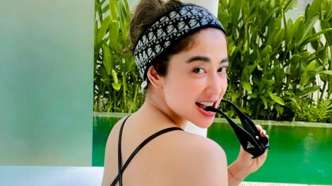 Potret Seksi Dewi Perssik di Bali. (Instagram/dewiperssik9)