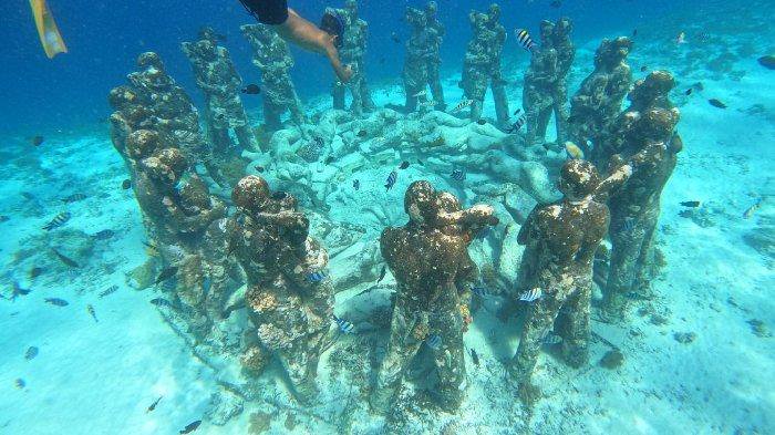 Pesona Romantic Patung Gili Meno, Lombok Utara yang berada di dasr laut.