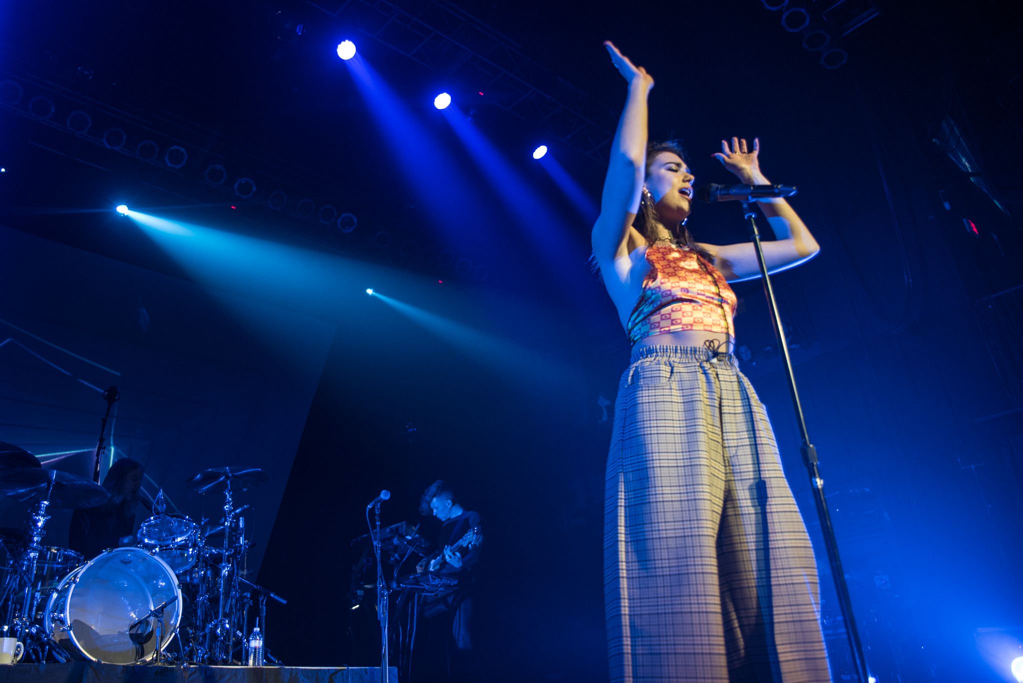 10 Fakta Karier Dua Lipa, dari Club Hostess Hingga Penyanyi Terkaya