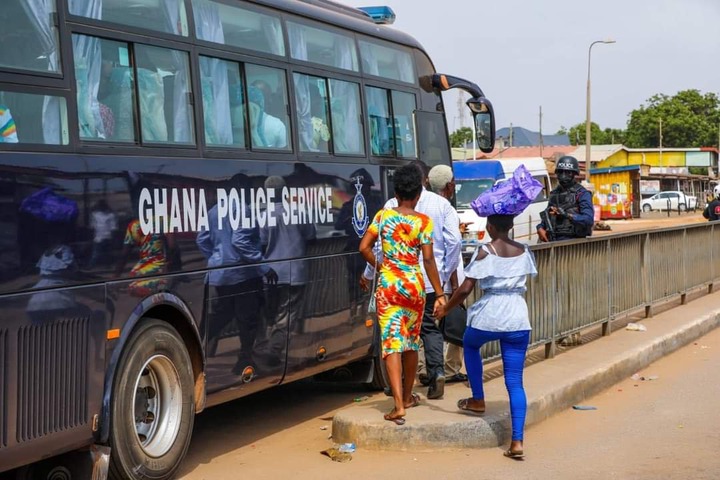 Photos: Ghanaians praise IGP Dampare for providing transport to stranded passengers amidst strike. 62