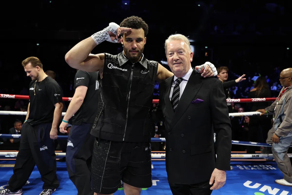 Moses Itauma celebrates with his promoter Frank Warren on March 28, 2026