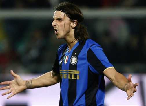 Inter Milan's forward forward Zlatan Ibrahimovic of Sweden (R) celebrates after scoring against Palermo