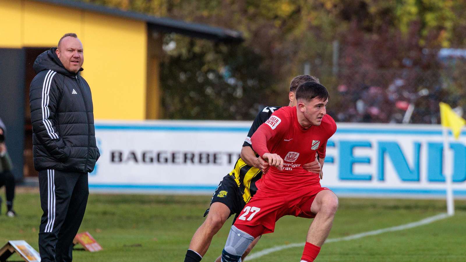 Hoffte vergeblich auf den „Lucky Punch“: Trainer (li.) Gerhard Lösch sah seinen VfB mit (rot) Anes Sefidanoski spritziger als Tobias Killers FC Moosinning.