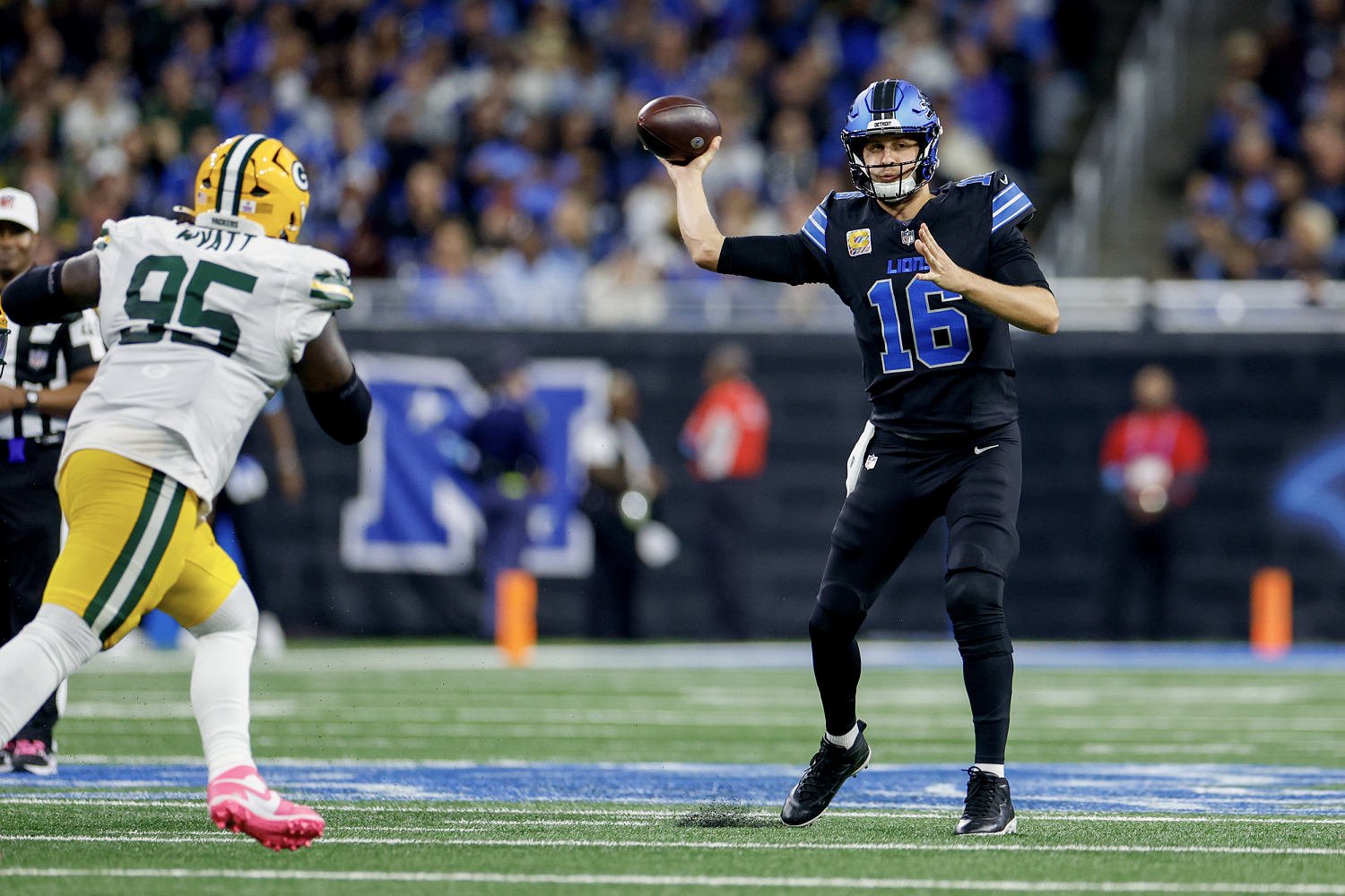 On-field action during an NFL game. (Lauren Leigh Bacho / Getty)