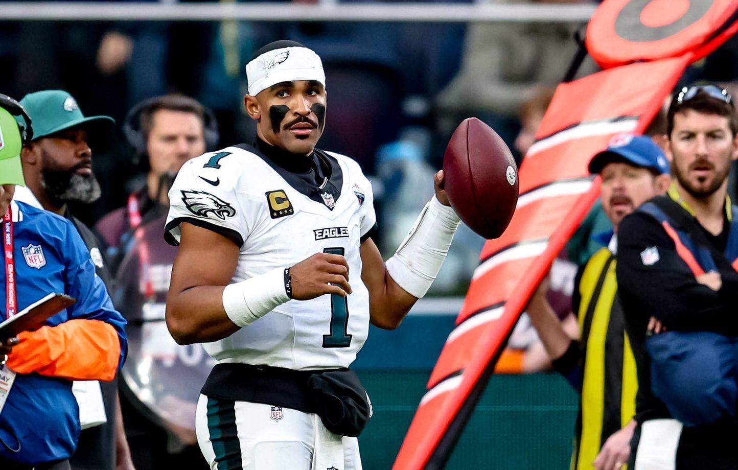 Le quart-arrière des Philadelphia Eagles Jalen Hurts a joué alors que des examens avaient révélé l'existence d'un caillot au mollet la veille du match des International Series de NFL entre les Jaguars de Jacksonville et les Philadelphia Eagles au Tottenham Hotspur Stadium de Londres