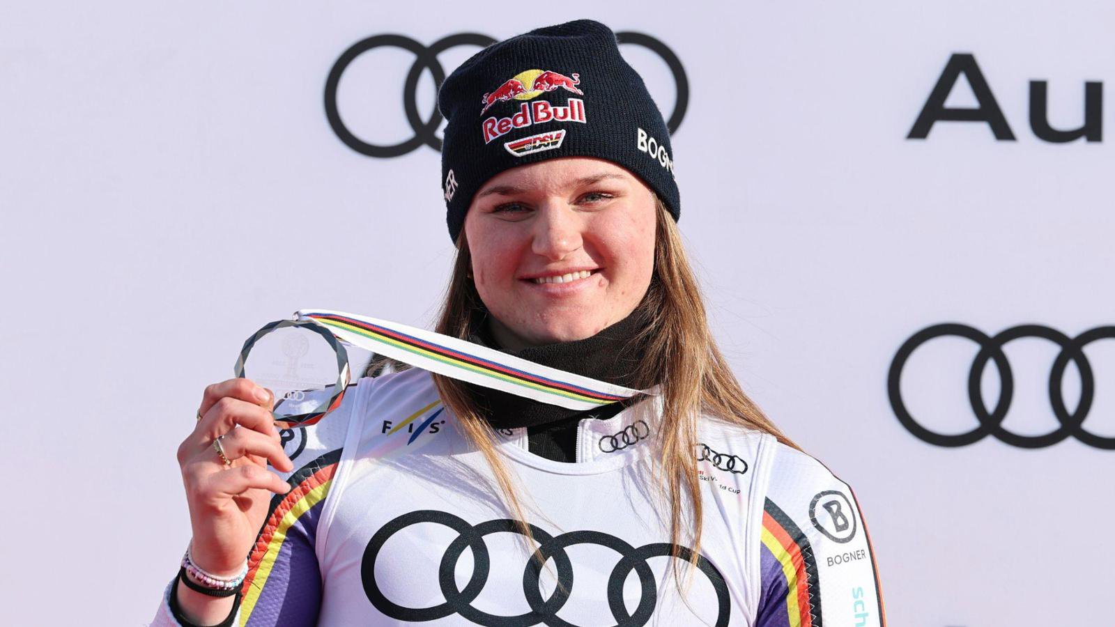 Nicht nur auf der Piste gibt Emma Aicher Vollgas.