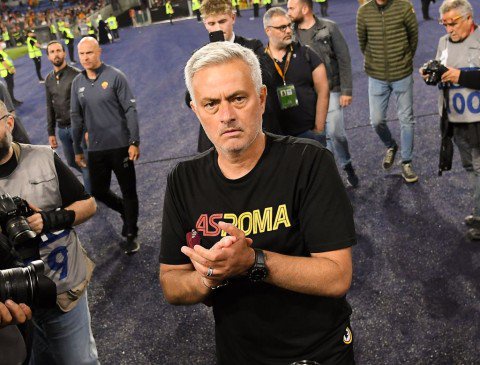 Jose Mourinho claims Manchester United are not expected to win trophies