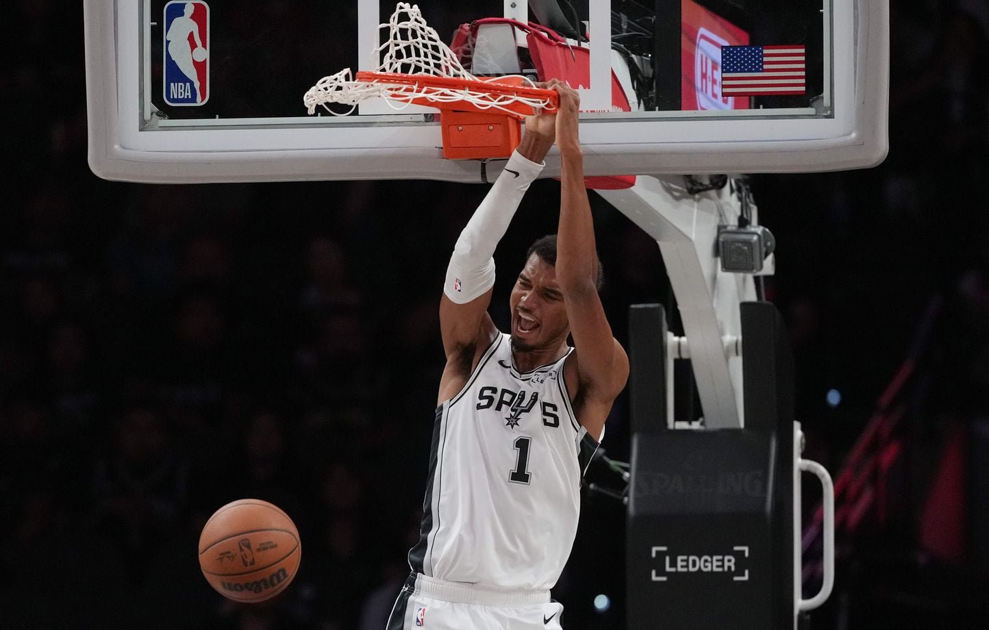L'intérieur des San Antonio Spurs Victor Wembanyama contre les Phoenix Suns lors d'un match de pré-saison de la NBA à San Antonio, le mercredi 14 octobre 2026.