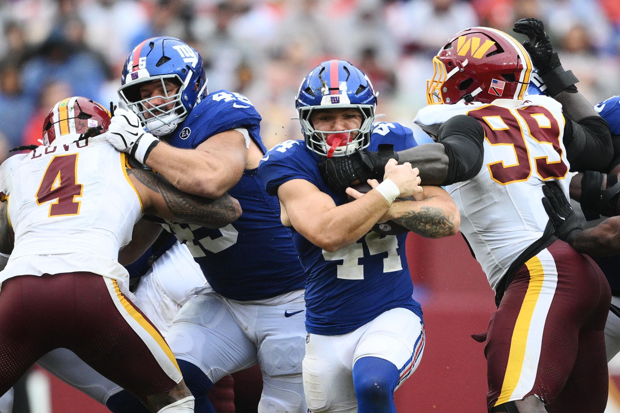 Cam Skattebo rushes up the field during the Giants' Week 5 tie against the Commanders. 