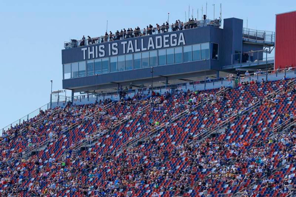 Sport Bilder des Tages TALLADEGA, AL – OCTOBER 02: A view of the control tower and grandstands during the running of the Yellawood 500 NASCAR, Motorsport, USA Cup Series Playoff race on October 2, 2022 at the Talladega Superspeedway in Lincoln, Alabama. Photo by David J. Griffin/Icon Sportswire AUTO: OCT 02 NASCAR Cup Series Playoff YellaWood 500 Icon95322100200462 ©IMAGO/Icon Sportswire