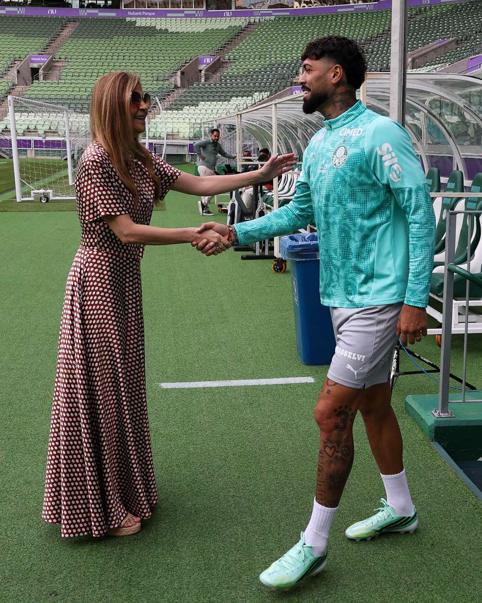 Leila Pereira, presidente do Palmeiras, cumprimenta o zagueiro Alexander Barboza antes de treino (Foto: Cesar Greco/Palmeiras)
