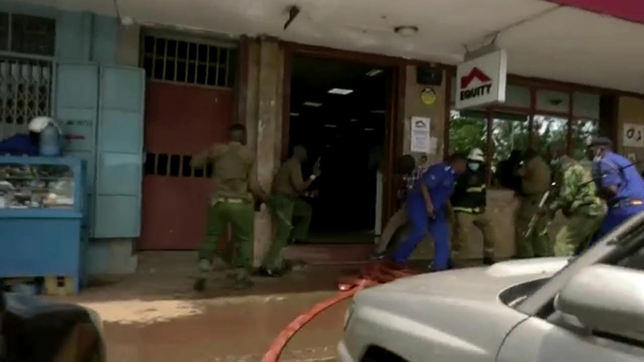 Wild video shows police fighting a bank heist in Kenya - Opera News