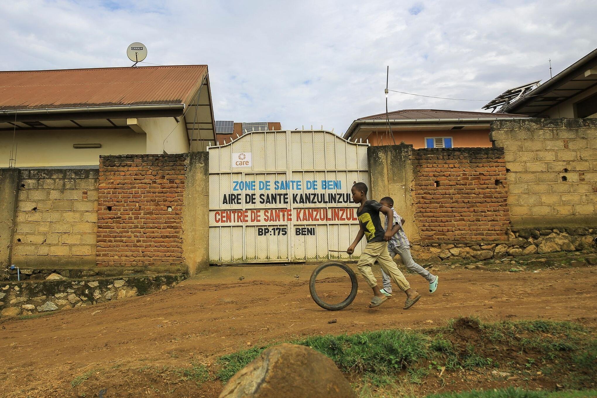 Bilder des Tages vom 17.10.2026 - Kinder spielen vor einem Gesundheitszentrum in der Provinz Nord-Kivu im Osten des Kongo, während dort gerade ein Ebola-Ausbruch herrscht.