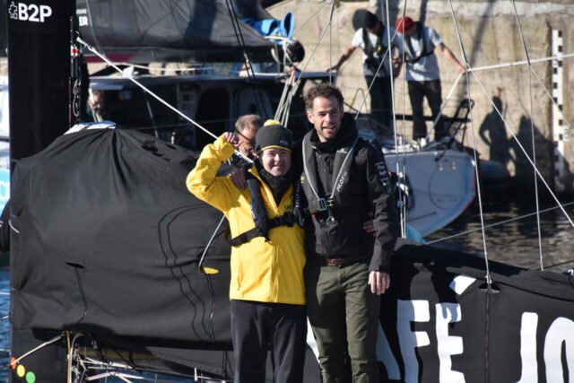 Dalil, un des parrains du bateau Café Joyeux avec son skipper Nicolas d’Estais. (© Le Pays Malouin / B.R.)