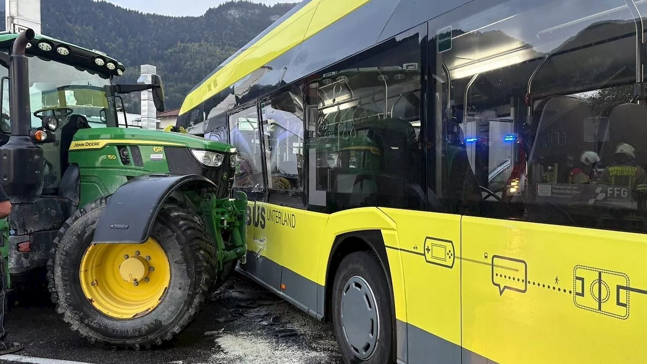 Traktor gegen Bus: Verletzte Person bei Unfall in Hohenems
