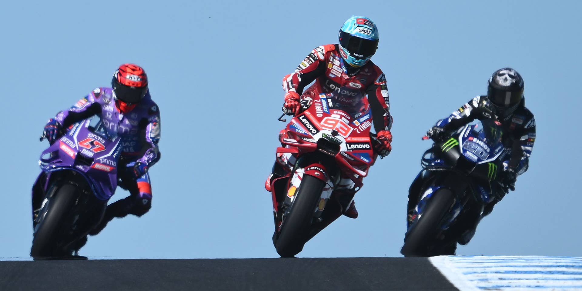 Marc Marquez führt auf seiner roten Ducati die Verfolgergruppe mit Jorge Martin auf Pramac-Ducati und Fabio Quartararo auf Yamaha auf der Rennstrecke an.