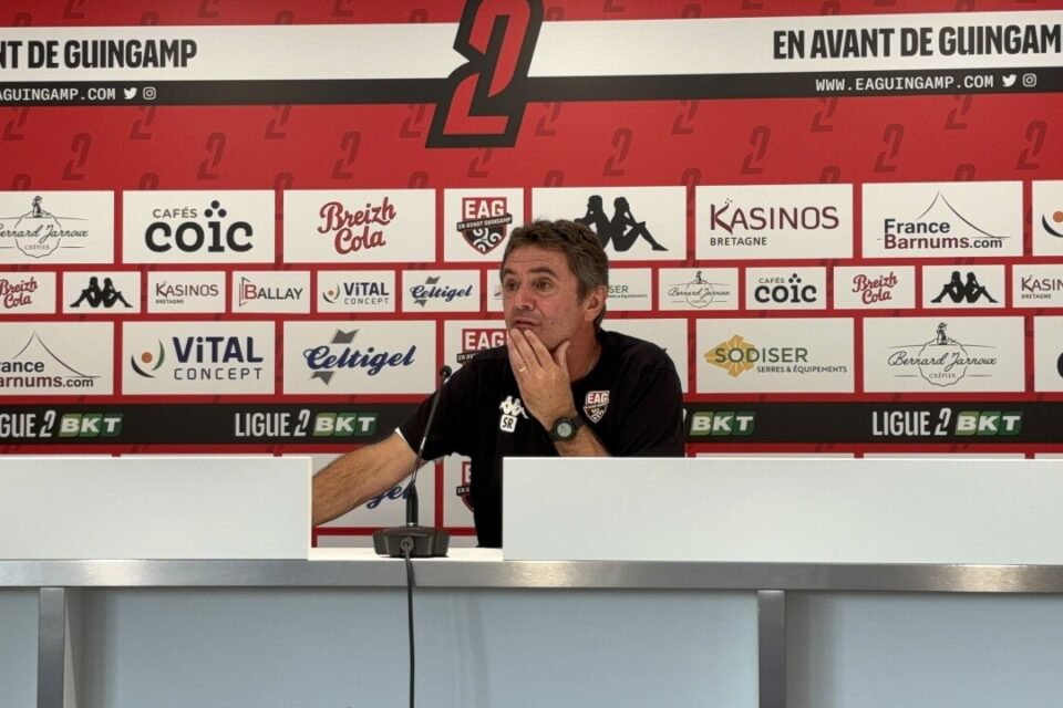 Sylvain Ripoll en conférence de presse avant le match face à Pau ce vendredi 16 octobre à Roudourou.