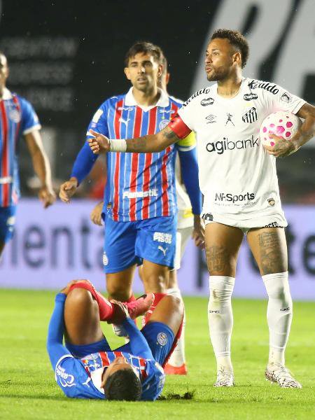 Neymar faz falta em jogador do Bahia em confronto na Vila Belmiro pelo Campeonato Brasileiro