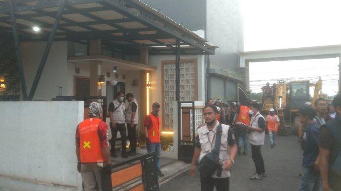 EKSEKUSI RUMAH --- Aparat gabungan dari PN Cikarang, kepolisian, dan Satpol PP melakukan eksekusi sejumlah rumah di Jalan Bumi Sani Desa Setiamekar, Kecamatan Tambun Selatan, Kabupaten Bekasi, Kamis (30/1/2025).
