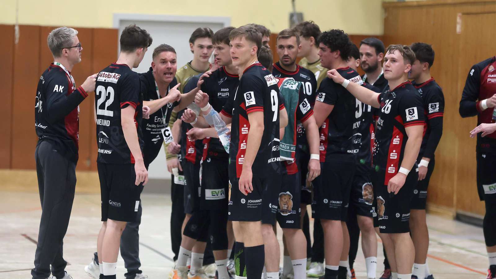 17.10.2026, Handball,  3. Liga,  HSG Rodgau Nieder-Roden - TV Kirchzell
Auszeit NR , Trainer Christian Sommer 
Foto: Sascha Eyßen