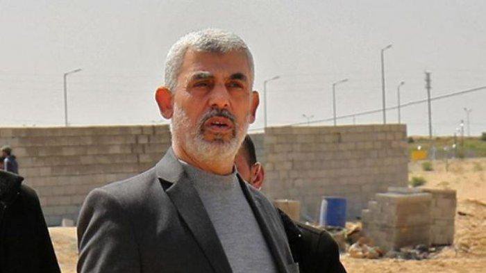 Pemimpin gerakan Hamas di Gaza, Yahya Sinwar. Terkait proposal gencatan senjata yang diusulkan Amerika Serikat, Sinwar memberitahu Mesir dan Qatar selaku mediator, kalau Hamas tidak akan meletakkan senjata sebelum Israel berkomitmen untuk melakukan gencatan senjata permanen.