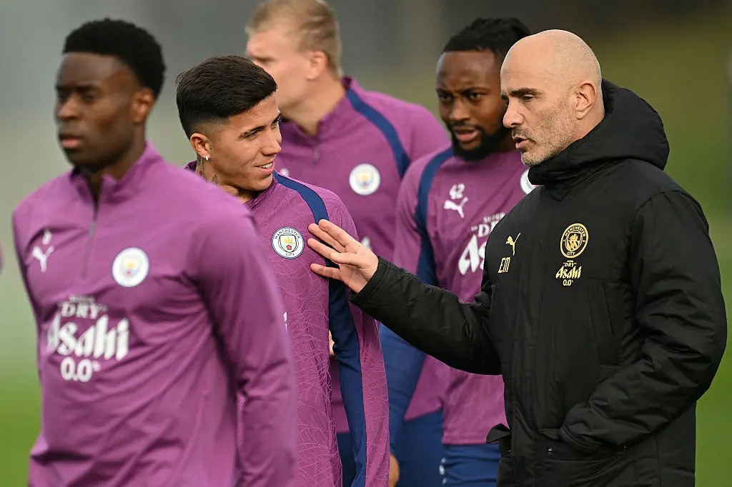 Enzo Maresca instructs players during Man City training