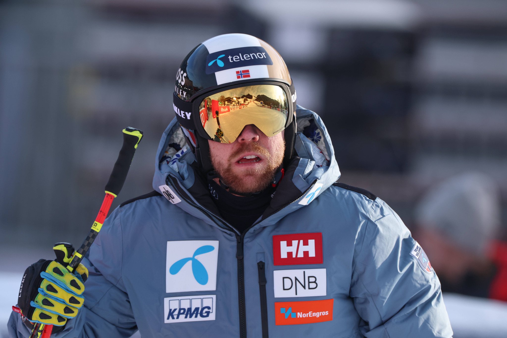 Aleksander Aamodt Kilde im norwegischen Teamoutfit mit Helm und Skibrille beim Hahnenkamm Super-G in Kitzbühel 2026.