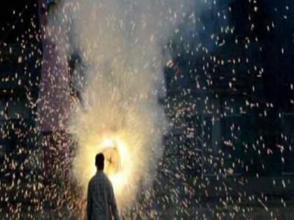 Uttar Pradesh Young man burst cracker placing it in glass piece glass hit passerby neck died Desi firecracker pipe enter stomach death young man | युवक ने गिलास में रखकर पटाखा फोड़ा, कांच का टुकड़ा राहगीर के गले में लगा और मौत, देसी पटाखे का पाइप और सरिया पेट में घुसा, युवक की मौत