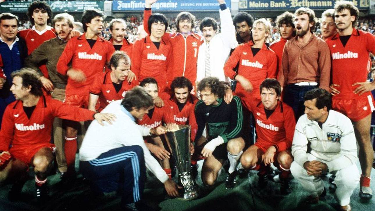 Bernd Nickel (vorne, 2.v.r.) gewann 1980 mit Frankfurt den UEFA-Pokal