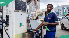 Nigerians Rush NNPC station to buy Fuel Priced at N200 As Filling Stations Adjust Petrol Pump Price