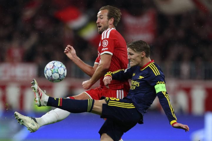 Harry Kane kämpft gegen Martin Ödegaard um den Ball.