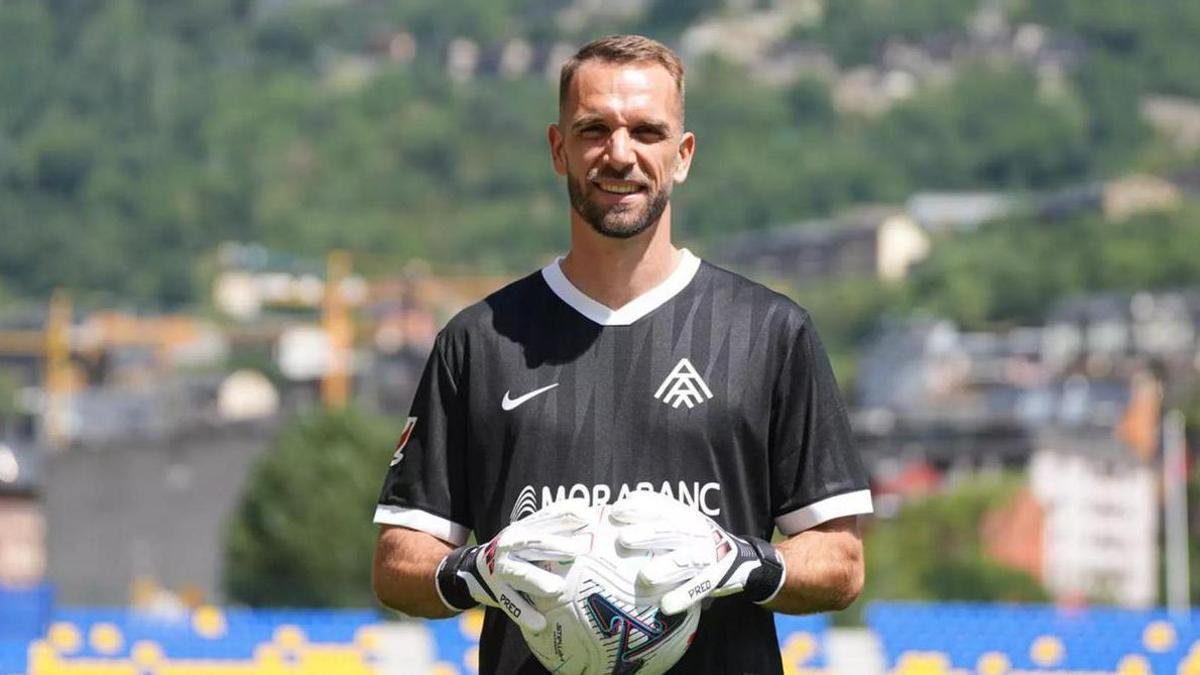 Gazzaniga faces former rival Pau López amid Girona's goalkeeper uncertainty