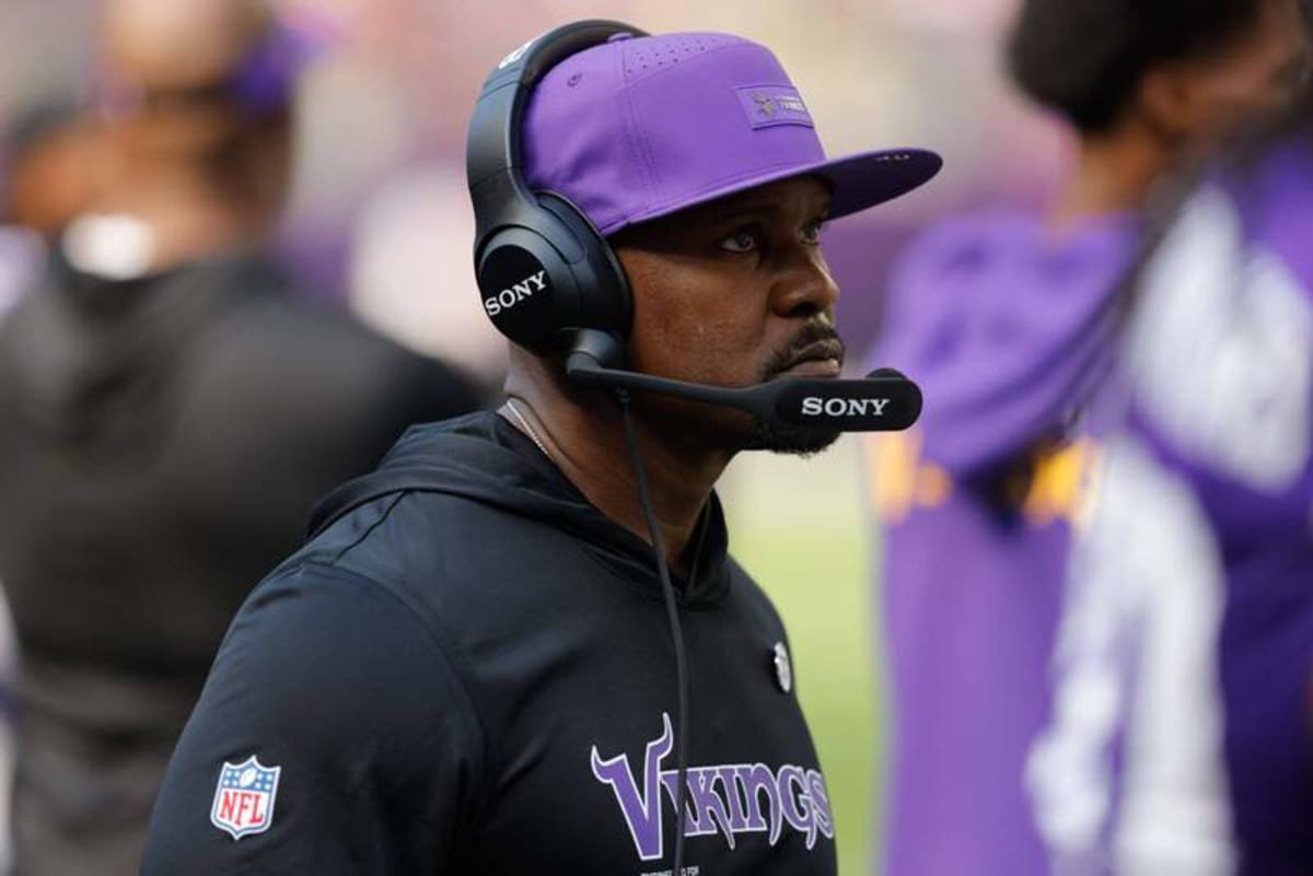 MINNEAPOLIS, MN – SEPTEMBER 21: Minnesota Vikings defensive coordinator Brian Flores looks on during the NFL, American Football Herren, USA game between the Cincinnati Bengals and the Minnesota Vikings on September 21st, 2025, at U.S. Bank Stadium in Minneapolis, MN. Photo by Bailey Hillesheim/Icon Sportswire NFL: SEP 21 Bengals at Vikings EDITORIAL USE ONLY Icon250921046 ©IMAGO/Icon Sportswire