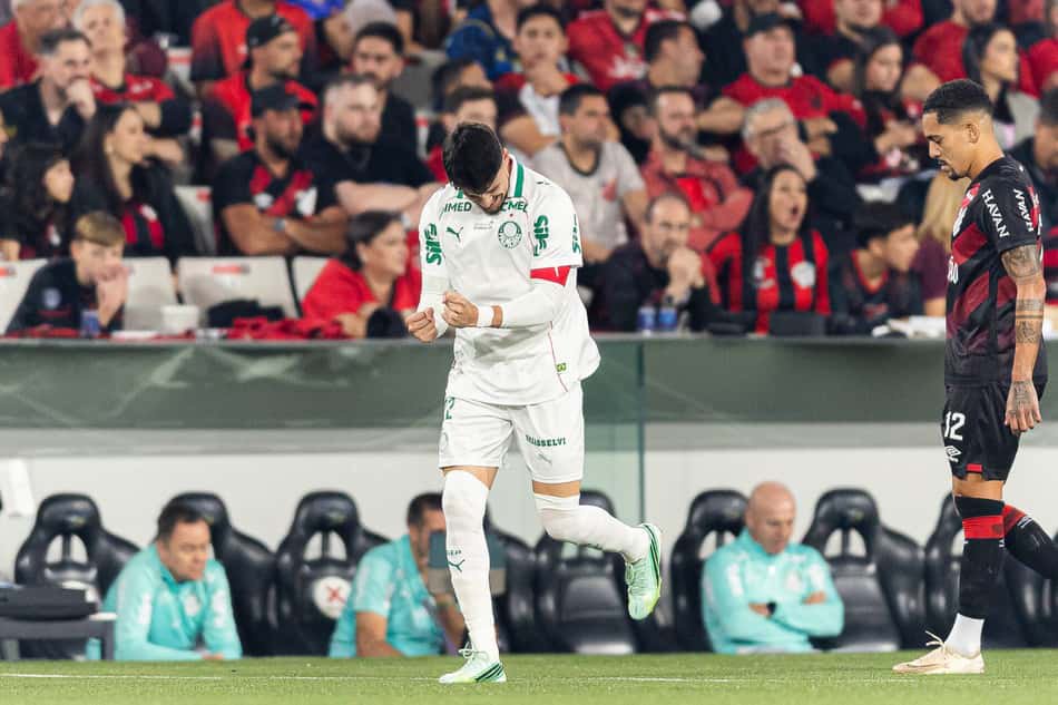 Lateral-esquerdo comemora gol marcado em Palmeiras x Athletico-PR (Foto: Paulo De Tarso/AGIF/Folhapress)