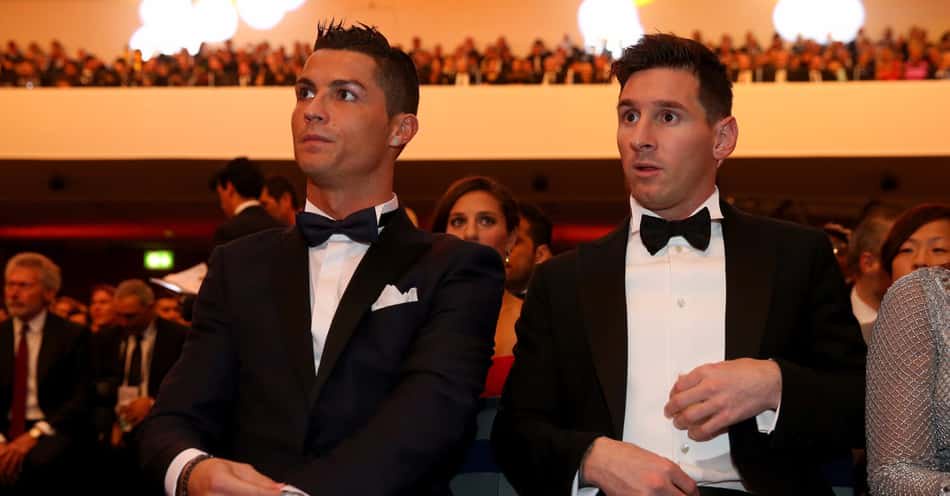 Cristiano Ronaldo ao lado de Messi em cerimônia da Fifa