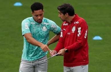 O técnico Abel Ferreira e o jogador Vitor Roque (E), da SE Palmeiras, durante treinamento, na Academia de Futebol. (Foto Cesar GrecoPalmeirasby Canon)